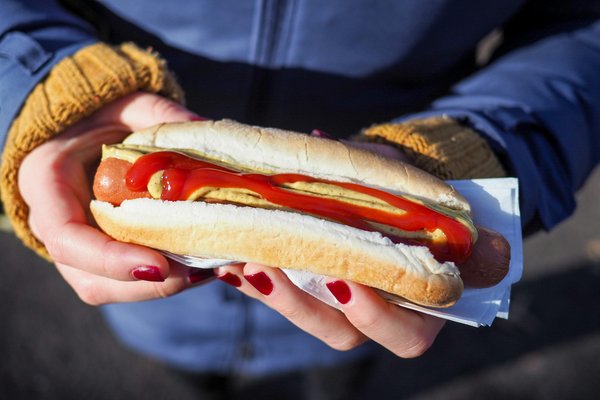 Comment choisir une machine à hot-dogs avec réservoir d'eau intégré pour des saucisses parfaites?